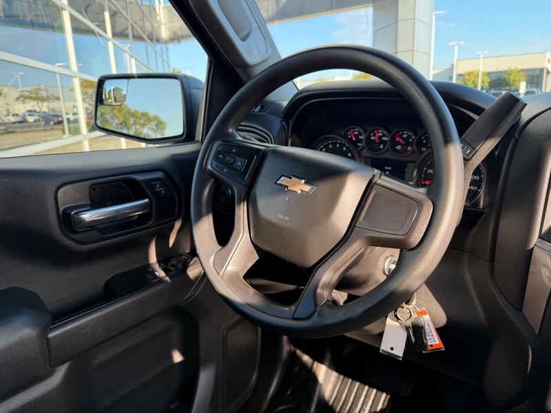 Chevrolet Silverado 1500 Vehicle Full-screen Gallery Image 13