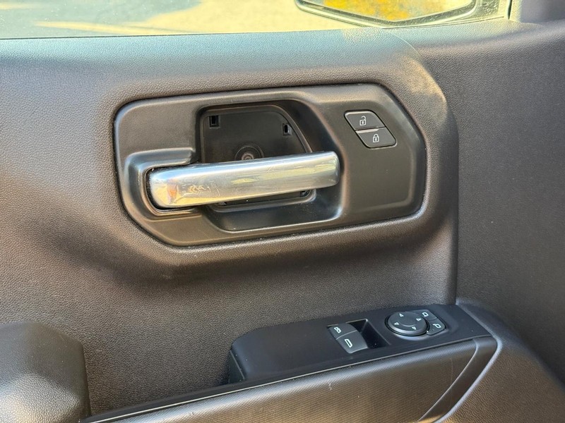 Chevrolet Silverado 1500 Vehicle Full-screen Gallery Image 17