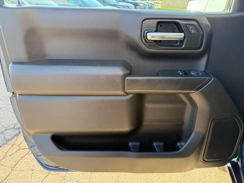 Chevrolet Silverado 1500 Vehicle Full-screen Gallery Image 18