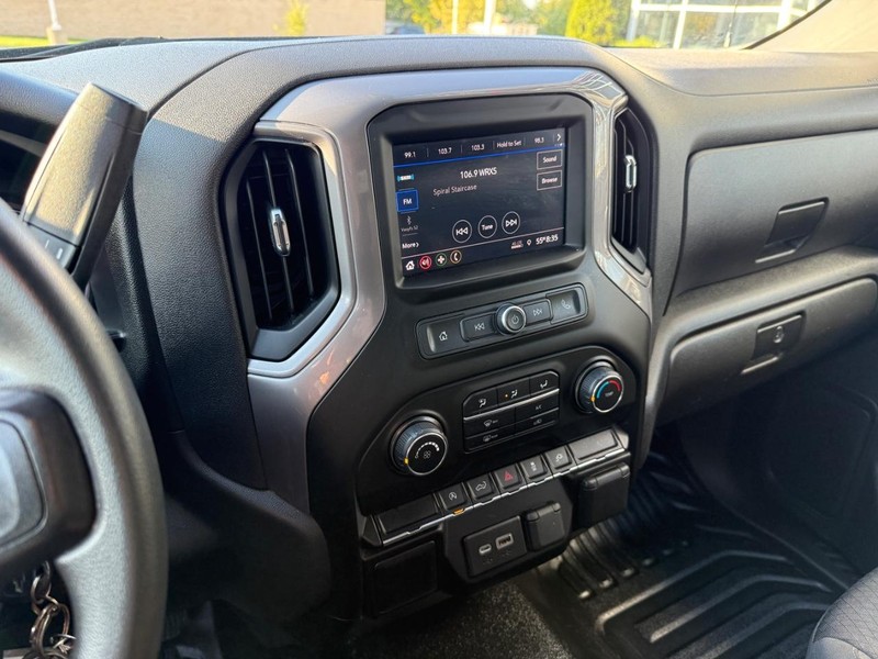 Chevrolet Silverado 1500 Vehicle Full-screen Gallery Image 23