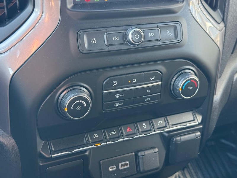 Chevrolet Silverado 1500 Vehicle Full-screen Gallery Image 25