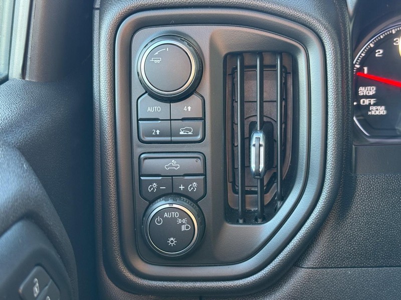 Chevrolet Silverado 1500 Vehicle Full-screen Gallery Image 26