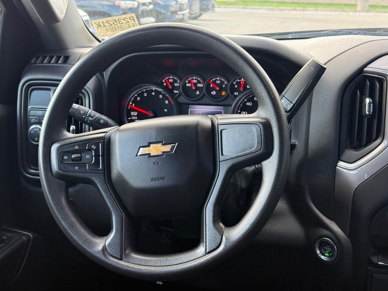 Chevrolet Silverado 1500 Vehicle Full-screen Gallery Image 14