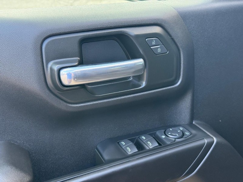 Chevrolet Silverado 1500 Vehicle Full-screen Gallery Image 18