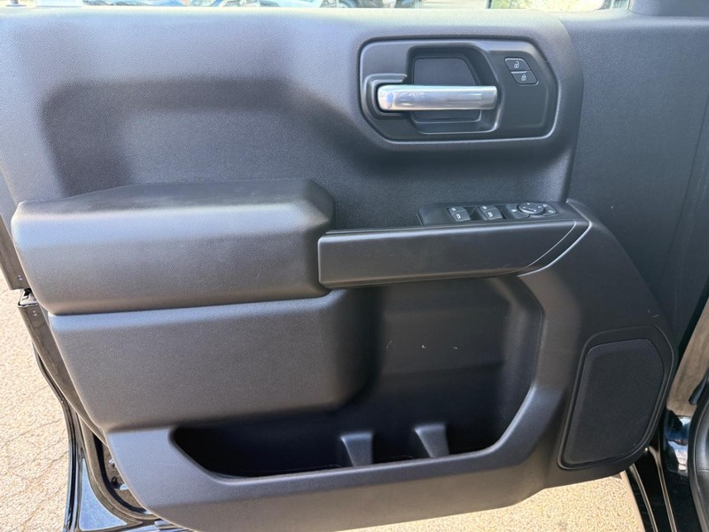 Chevrolet Silverado 1500 Vehicle Full-screen Gallery Image 19