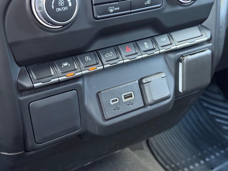 Chevrolet Silverado 1500 Vehicle Full-screen Gallery Image 28