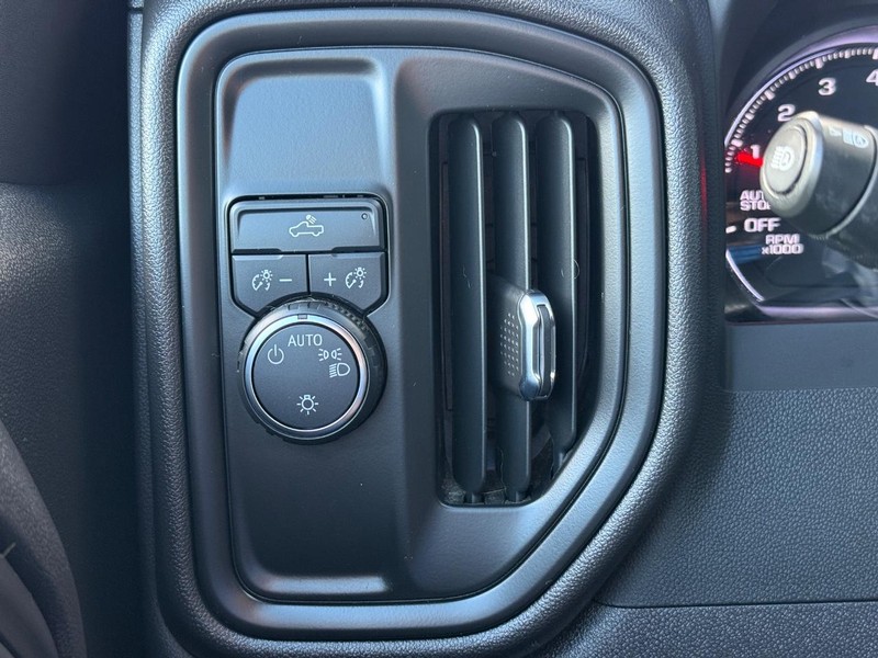Chevrolet Silverado 1500 Vehicle Full-screen Gallery Image 29