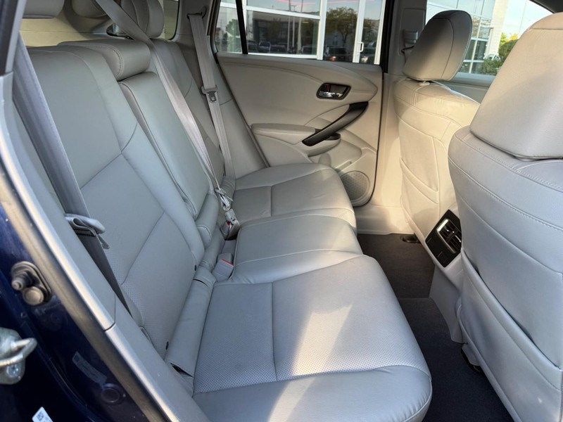 Acura RDX Vehicle Full-screen Gallery Image 12