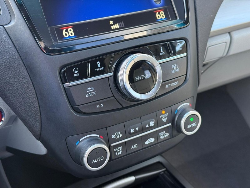 Acura RDX Vehicle Full-screen Gallery Image 28