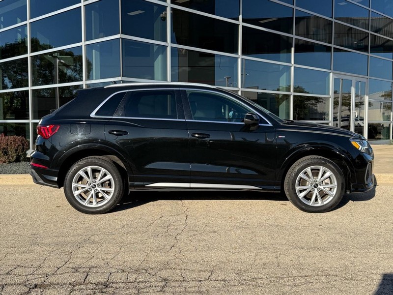 Audi Q3 Vehicle Full-screen Gallery Image 02