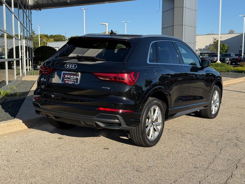 Audi Q3 Vehicle Full-screen Gallery Image 03