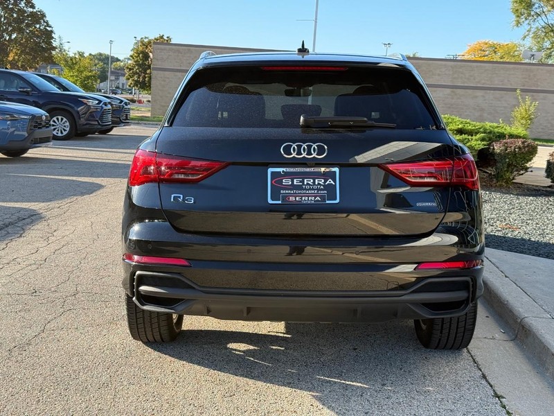 Audi Q3 Vehicle Full-screen Gallery Image 04