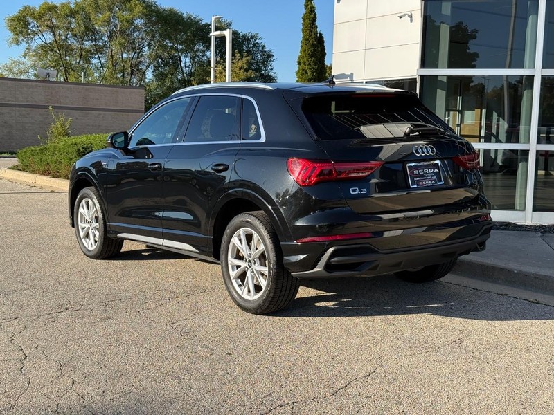 Audi Q3 Vehicle Full-screen Gallery Image 05