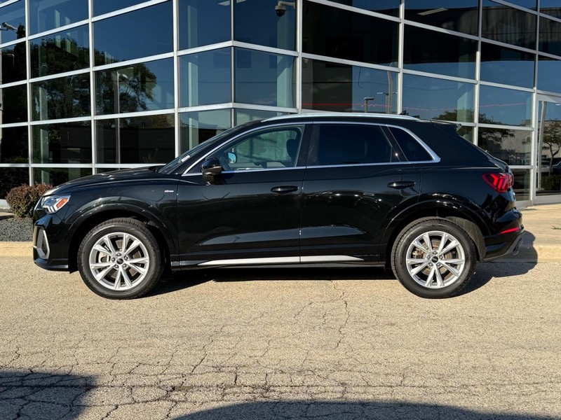 Audi Q3 Vehicle Full-screen Gallery Image 06