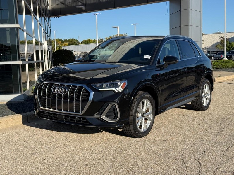 Audi Q3 Vehicle Full-screen Gallery Image 07