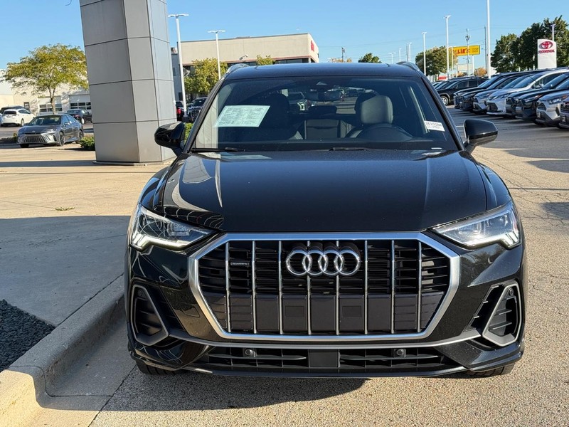 Audi Q3 Vehicle Full-screen Gallery Image 08
