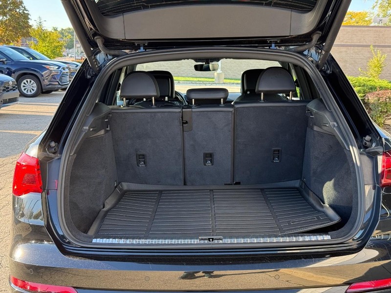 Audi Q3 Vehicle Full-screen Gallery Image 09