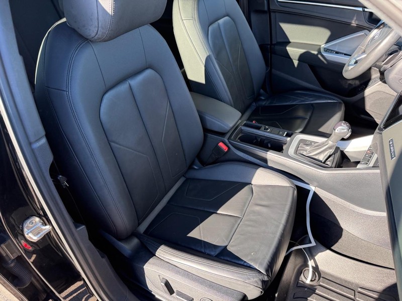 Audi Q3 Vehicle Full-screen Gallery Image 11