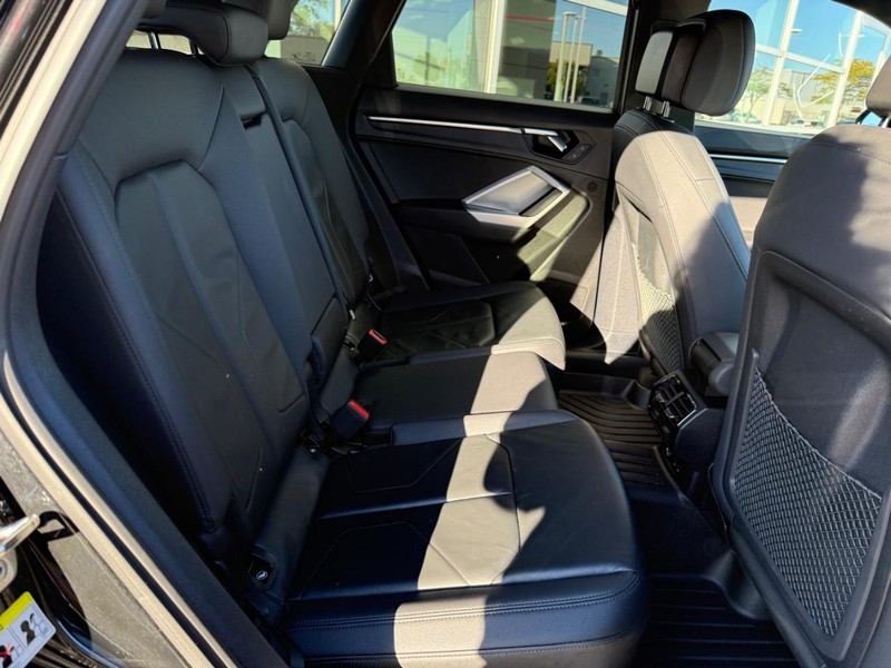 Audi Q3 Vehicle Full-screen Gallery Image 12