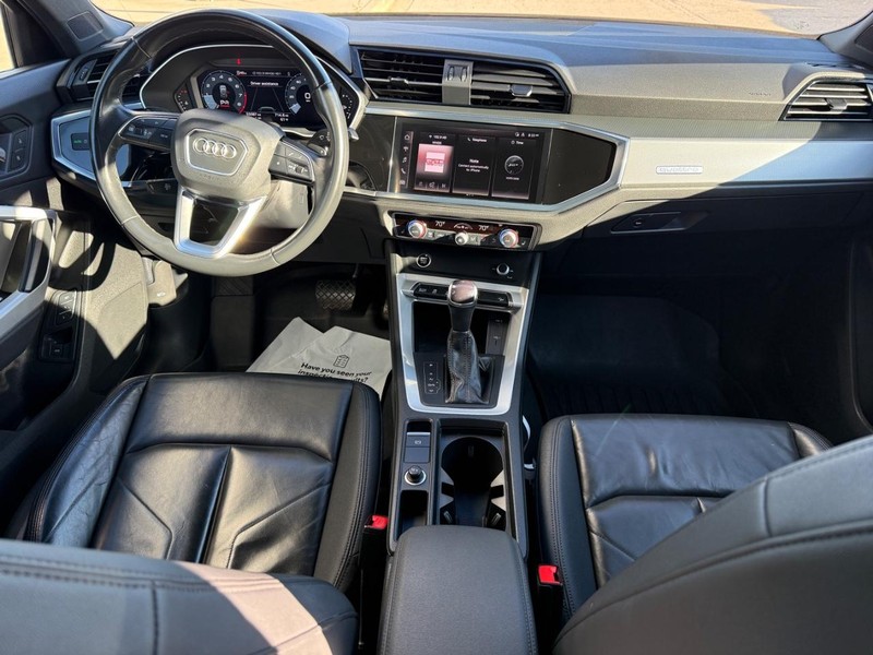 Audi Q3 Vehicle Full-screen Gallery Image 13