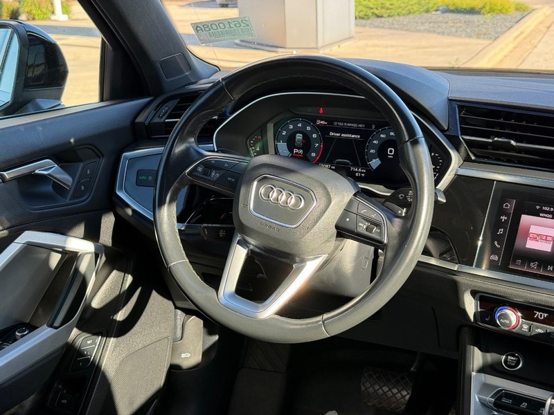 Audi Q3 Vehicle Full-screen Gallery Image 14
