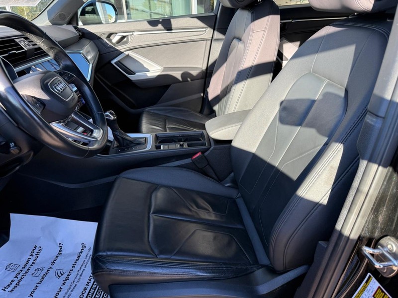 Audi Q3 Vehicle Full-screen Gallery Image 16