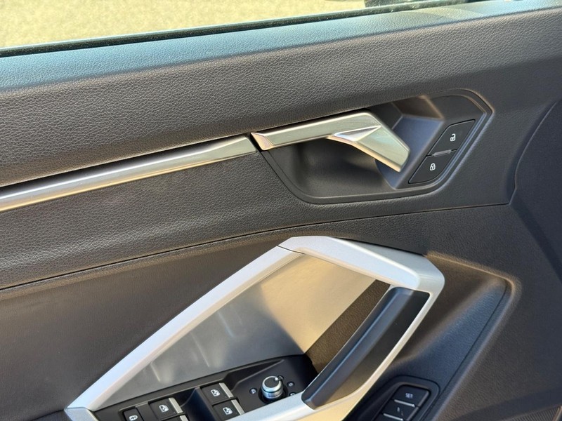 Audi Q3 Vehicle Full-screen Gallery Image 18