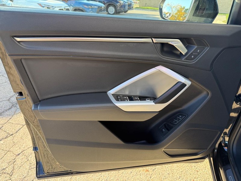 Audi Q3 Vehicle Full-screen Gallery Image 19