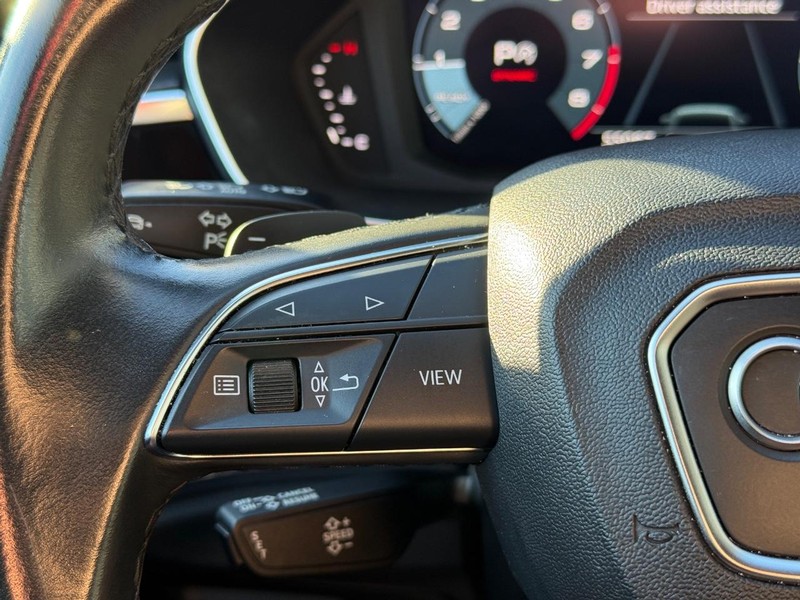 Audi Q3 Vehicle Full-screen Gallery Image 20