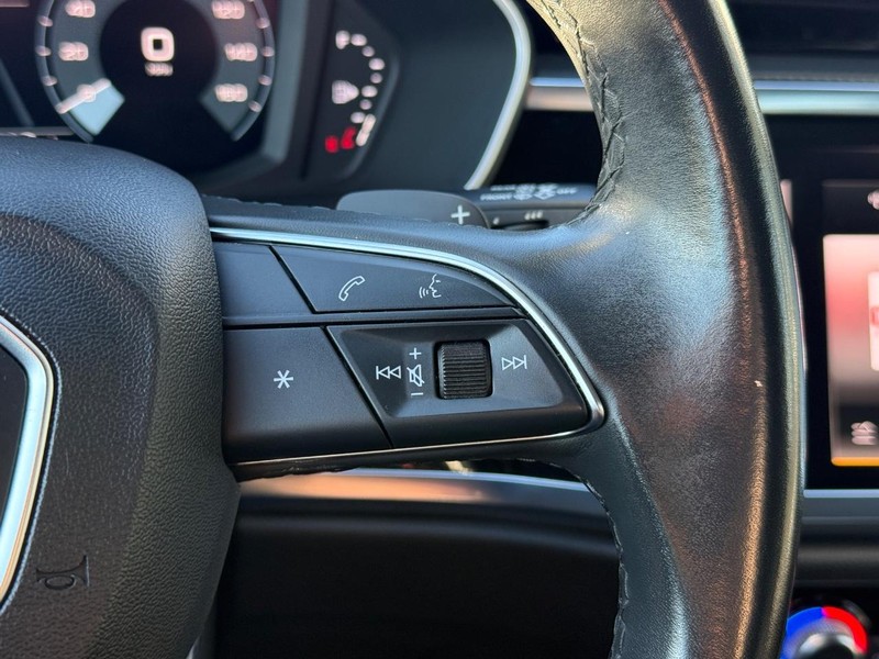 Audi Q3 Vehicle Full-screen Gallery Image 21