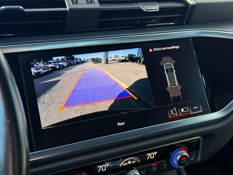 Audi Q3 Vehicle Full-screen Gallery Image 24