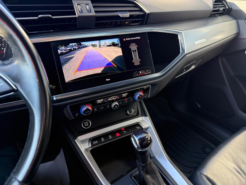 Audi Q3 Vehicle Full-screen Gallery Image 25