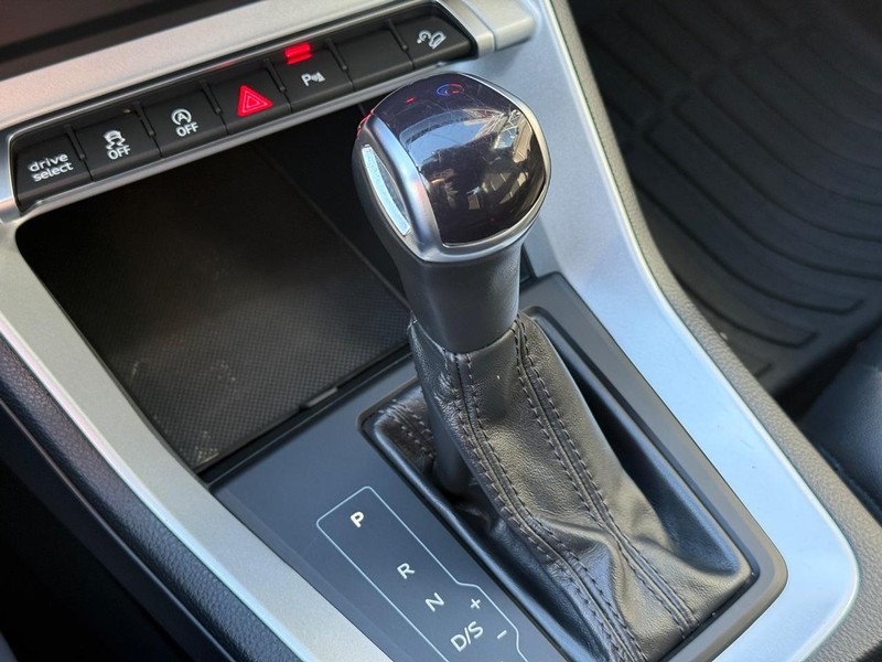 Audi Q3 Vehicle Full-screen Gallery Image 27
