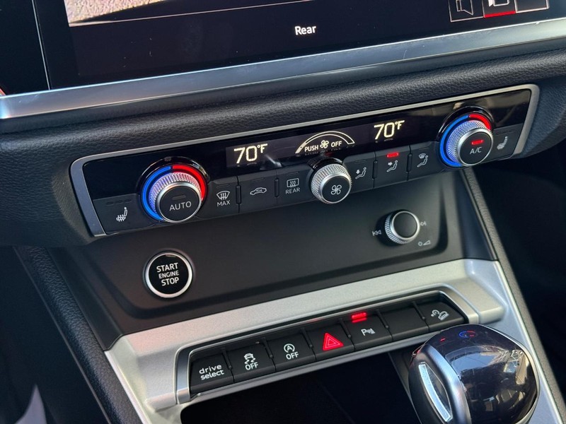 Audi Q3 Vehicle Full-screen Gallery Image 28