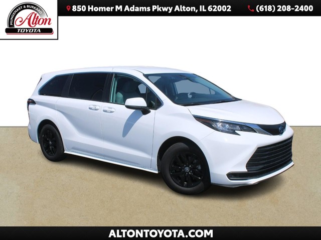 2022 Toyota Sienna LE at Mungenast Alton Toyota Scion in Alton IL