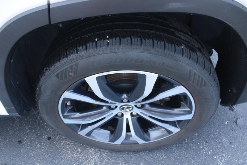 Lexus RX Vehicle Full-screen Gallery Image 07