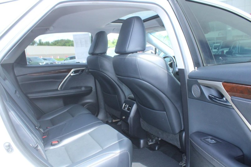 Lexus RX Vehicle Full-screen Gallery Image 09