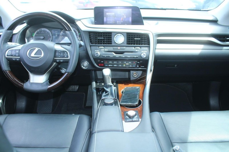 Lexus RX Vehicle Full-screen Gallery Image 10