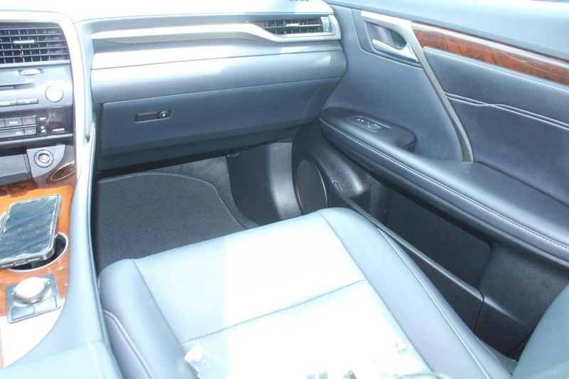 Lexus RX Vehicle Full-screen Gallery Image 13