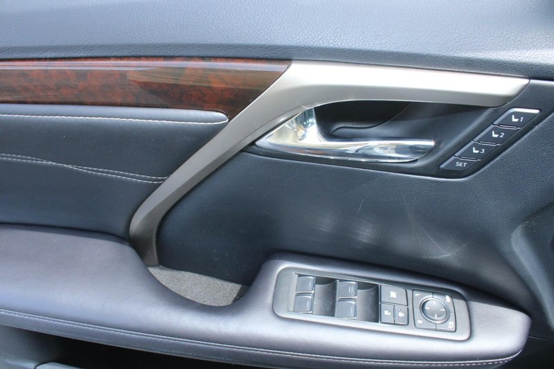 Lexus RX Vehicle Full-screen Gallery Image 14