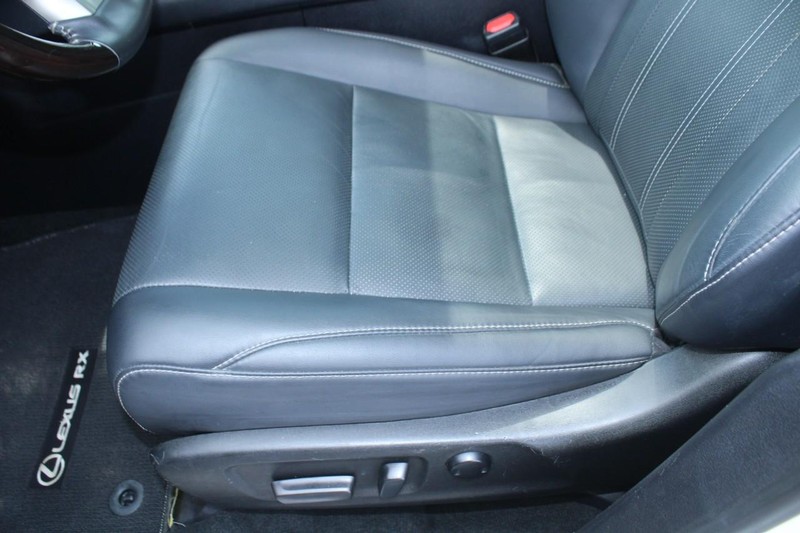 Lexus RX Vehicle Full-screen Gallery Image 15