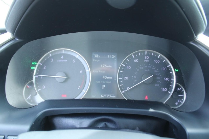 Lexus RX Vehicle Full-screen Gallery Image 17