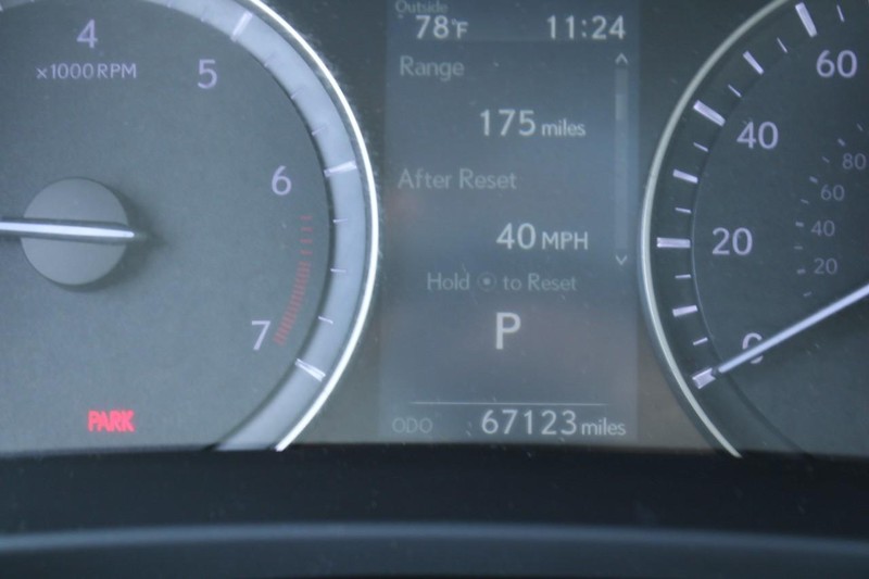 Lexus RX Vehicle Full-screen Gallery Image 18