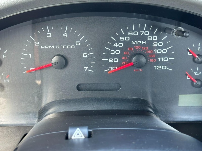 Ford F-150 Vehicle Full-screen Gallery Image 11