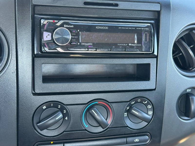 Ford F-150 Vehicle Full-screen Gallery Image 12