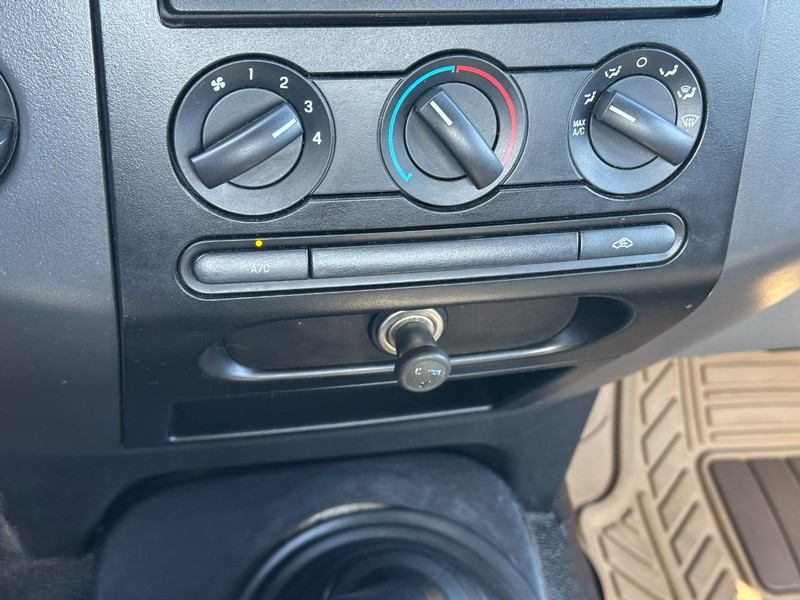 Ford F-150 Vehicle Full-screen Gallery Image 13