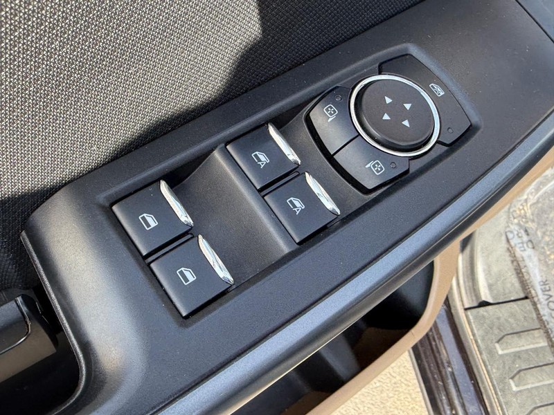 Ford F-150 Vehicle Full-screen Gallery Image 15