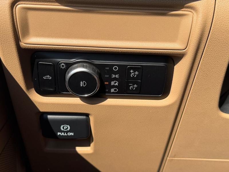 Ford F-150 Vehicle Full-screen Gallery Image 17