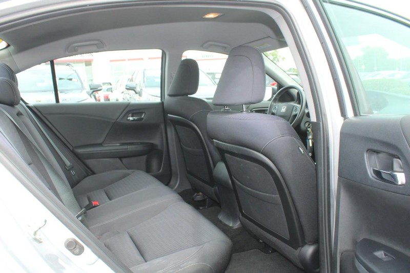 Honda Accord Sedan Vehicle Full-screen Gallery Image 09