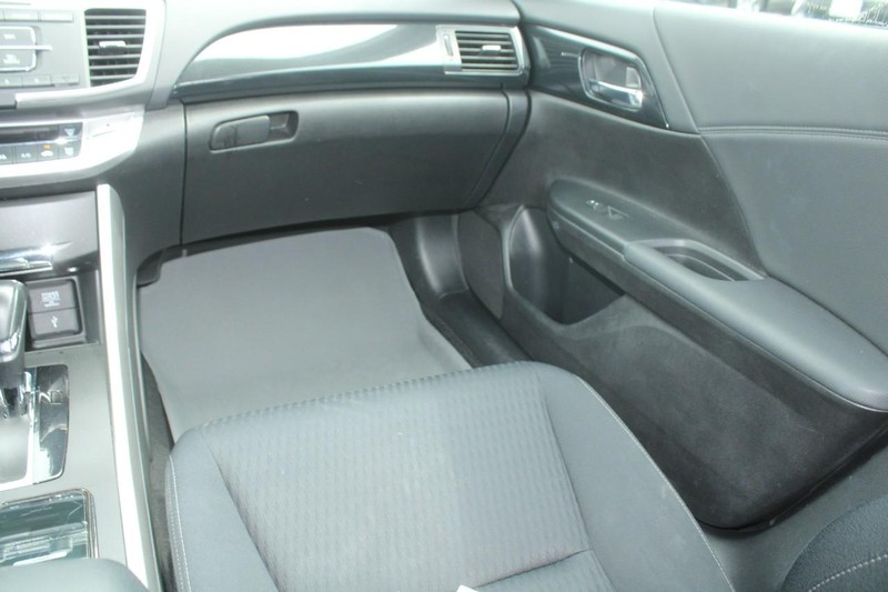 Honda Accord Sedan Vehicle Full-screen Gallery Image 13